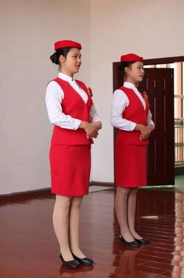 吉水團縣委組織勤練禮儀迎來賓，服務活動敬萬里