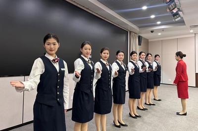 海洋旅游學院禮儀志愿者以專業(yè)素養(yǎng)與熱情服務(wù)保障兩會順利舉行