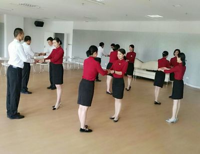 新時代賓館康樂部禮儀集訓(xùn)精彩集錦——禮儀服務(wù)全面提升