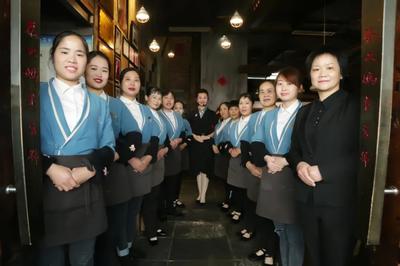 張家界秦大媽美食服務(wù)禮儀培訓(xùn) 對標國際標準，提升服務(wù)質(zhì)量
